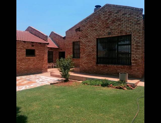 4 BEDROOM HOUSE FOR SALE IN SPRUIT VIEW